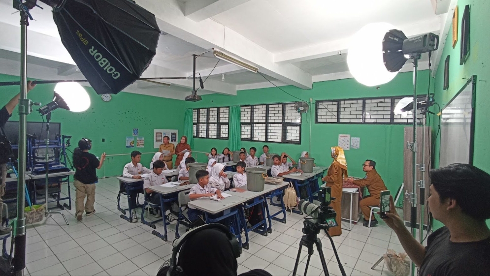 Mahasiswa FTV Widyatama melakukan praktik pengembangan kompetensi perfilman di lapangan.